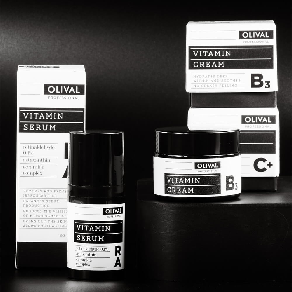 Foto von drei Olival Produkten. Vitamin Serum RA, Vitamin Cream B3 und Vitamin Cream B3.. Schwarz weis Foto. Die Produkte sind vor einem Schwarzen Hintergrund.